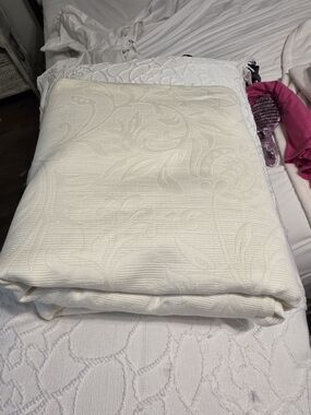 Luxury Cream Jacquard Comforter - Floral Texture